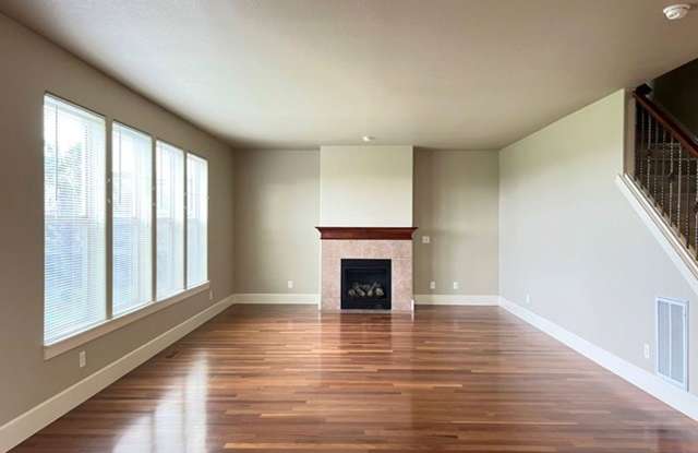 4Bd/2.5Ba Two Story House - Available Mid October! Gallery 3