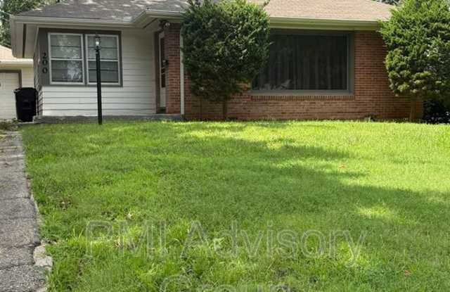 200 SW Country Club Dr - 200 Southwest Country Club Drive, Topeka, KS 66611