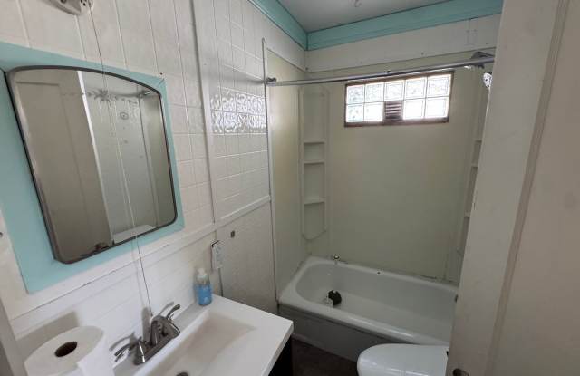 Adorable updated house- 2 bed 1 bath Fenced in yard Gallery 4