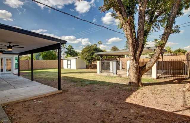 4728 East Oak Street Gallery 4