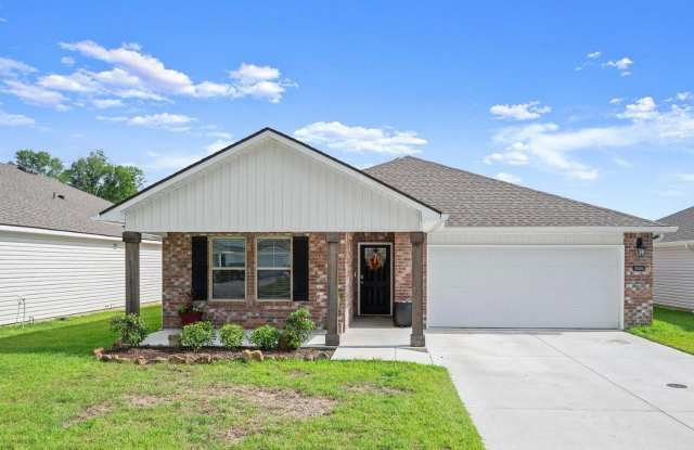 Charming 4-Bed Home in Denham Springs with Spacious Backyard photos photos