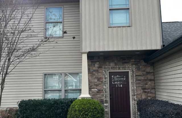 Move in Special, 1/2 off first months rent! Beautiful 2 Bedroom 2.5 Bathroom townhouse - 1714 Stonebriar Drive Northeast, Cleveland, TN 37312