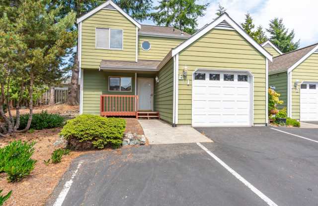 3 Bedroom and 2.5 Bath End Unit Townhouse - 1250 Southwest Heller Road, Island County, WA 98277