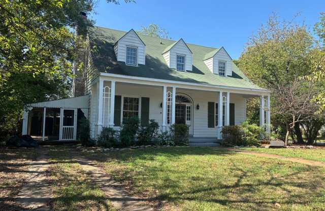 Spacious 3/2 Home a few blocks off of Main Street! Gallery 1