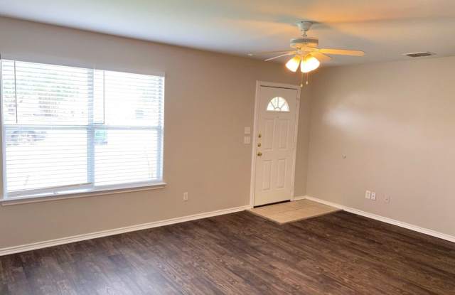New Braunfels 3 Bedroom Single Story Duplex Available NOW! Gallery 3