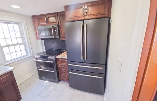 1027 Forbes St East Gallery 2