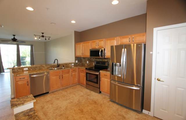 ** STRATFORD PLACE ** 3 BED / 2.5 BATH / 1-Car GARAGE - UNFURNISHED ANNUAL Gallery 4