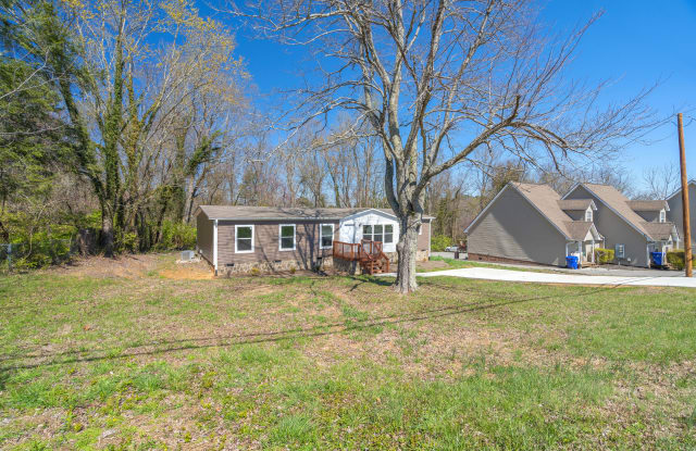 456 W Outer Dr - 456 West Outer Drive, Oak Ridge, TN 37830