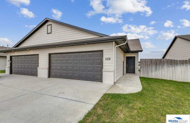 Newer 3 bedroom 2 bath Duplex in Goddard photos photos