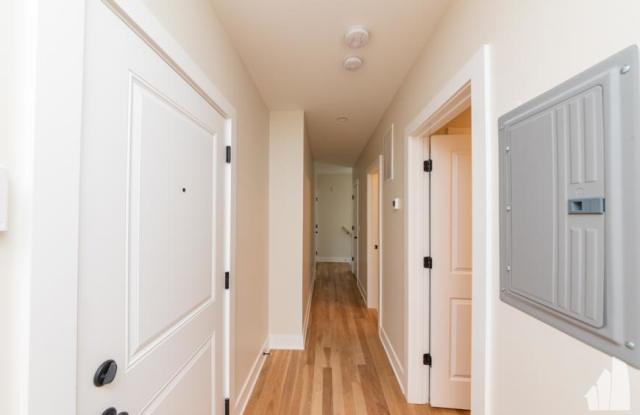 4953 N Oakley Gallery 4