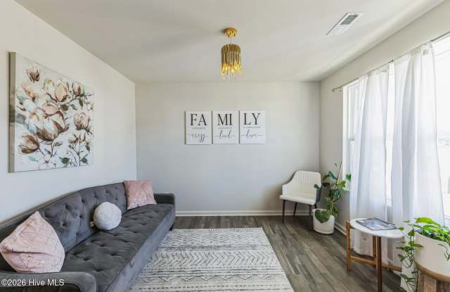 1253 Manor Drive Gallery 4