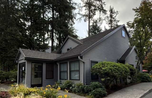 Bright & Airy Lake Oswego 2br Condo w/ Upper Loft-FLEX area could be used as Guest Rm, Office or Media Rm Gallery 3
