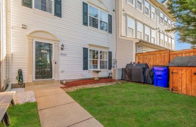 Beautifully maintained townhouse in Wellington Trace available early October! Gallery 4