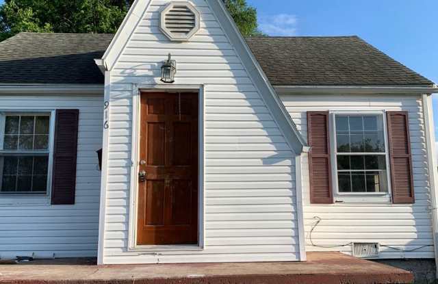 916 W Della St - 916 West Della Street, Springfield, MO 65803