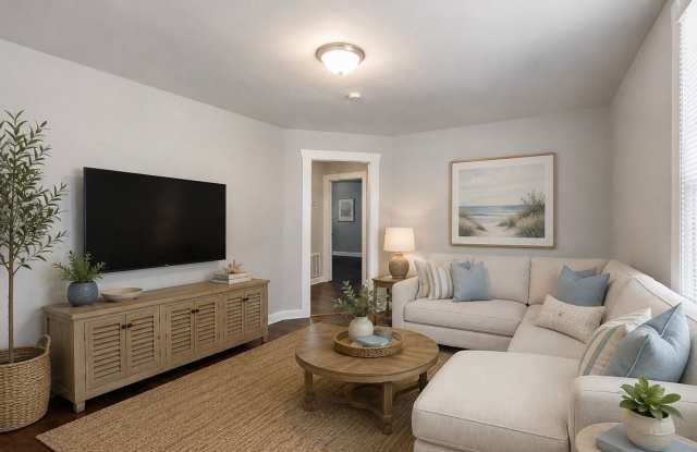 Large Unfurnished 4BR/2BA Home Walking Distance to Daffin Park Gallery 1