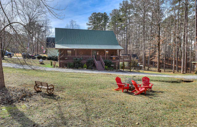 Fully Furnished Monthly Lake Cabin Rental | Available October – March Gallery 3