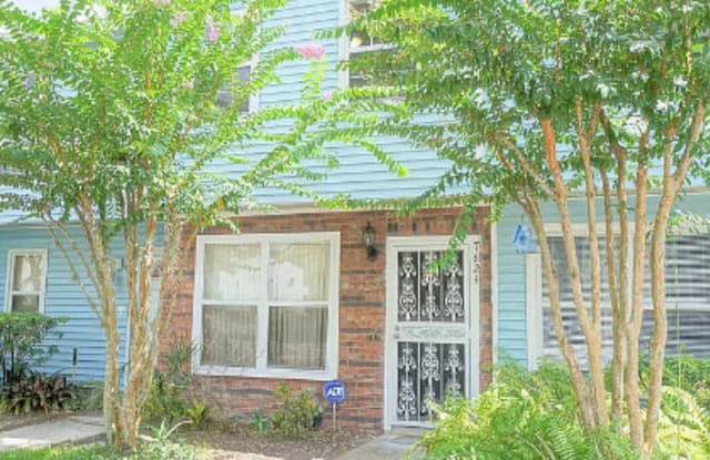 7624 Colonial Court - 7624 Colonial Court, Town 'n' Country, FL 33615
