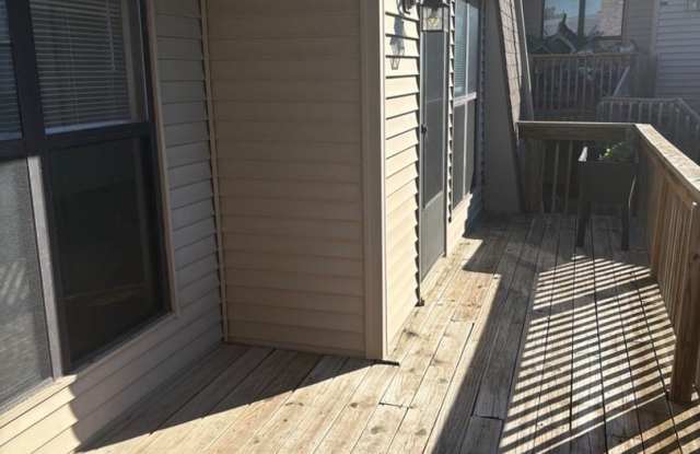 Spacious 2 Bed, 2 Bath Condo Near 29th & Fairlawn Gallery 4