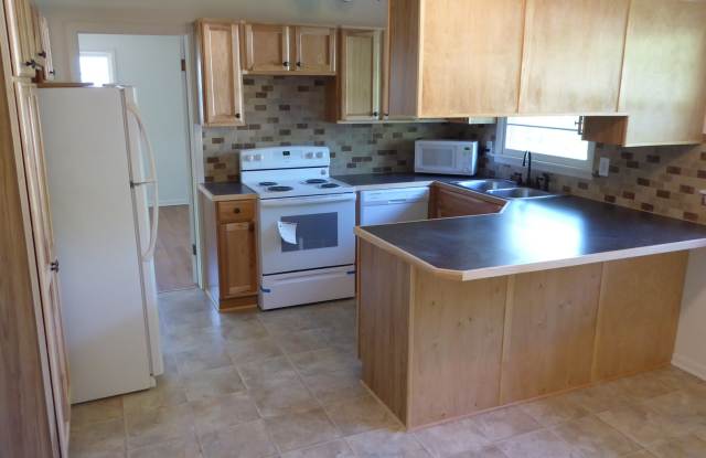 Huge Backyard + Off-Street Parking + Washer  Dryer! Available August 1st! - 1728 Kenmar Drive, Manhattan, KS 66502