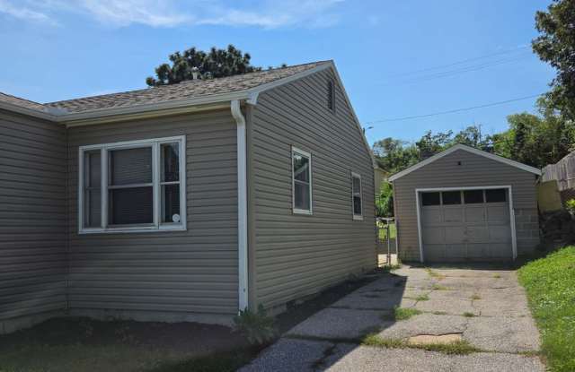 3 bed, 1 bath, 1 car garage, fenced in backyard Gallery 3