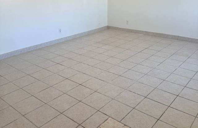 Charming Single Story Condo Gallery 4