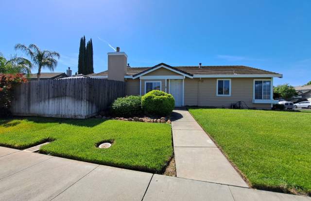 Unique Design, Corner Lot, with Pool & Landscaping Service Gallery 1