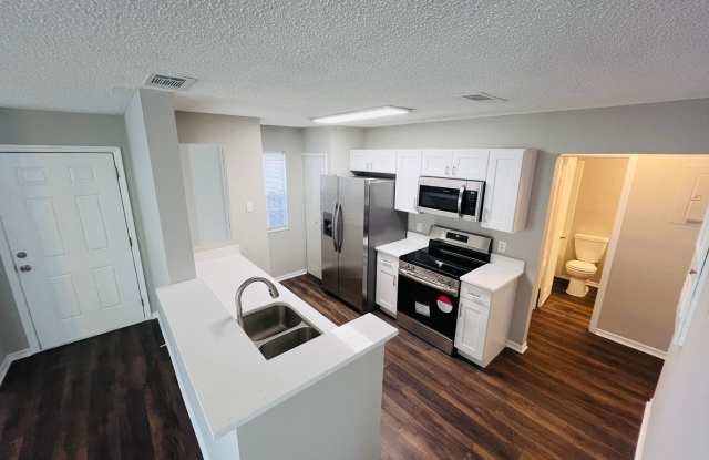 2/2 w/DEN 1st Floor Condo - FOR RENT - 645 Stafford Terrace #157 Gallery 4