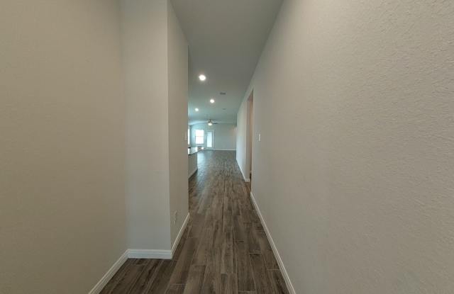 Spacious 4/3 with Mother-in-law suite Gallery 3