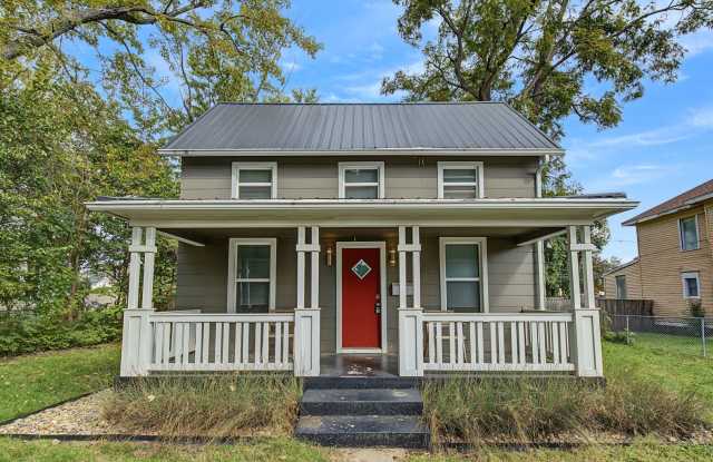 Charming 2-Bedroom with Fenced Backyard & Detached Garage in Champaign (sublease through 3/06/27 Gallery 3