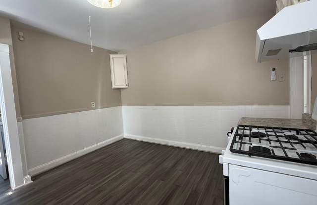 Updated 3 Bed 1 Bath in the Heart of Oak Square Gallery 3