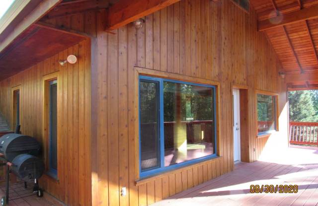 Gorgeous! 4-bedroom house with massive yard, deck, and garage + pet friendly Gallery 4