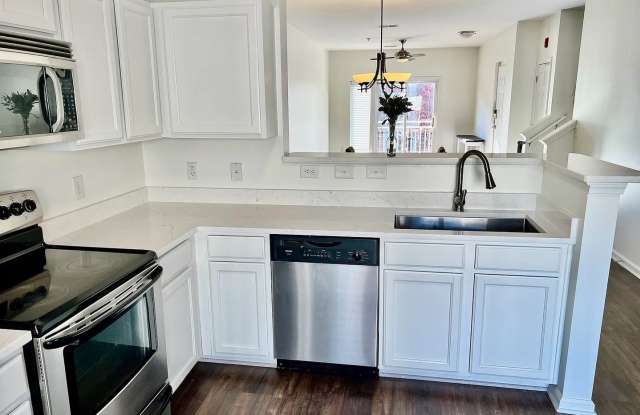 Room in 2 Bedroom Home at Donatello Ave photos photos