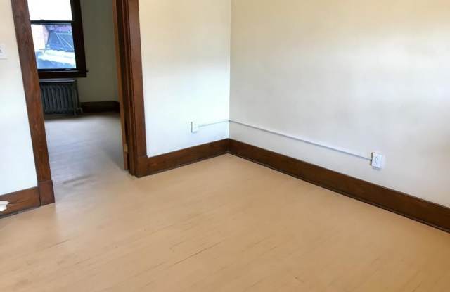 810 Broadway Avenue Gallery 4