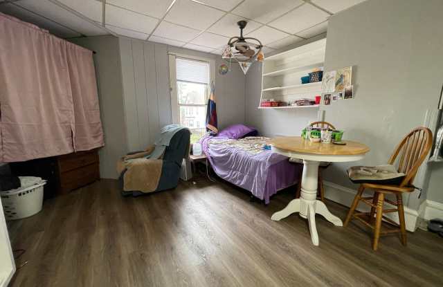 Upper Studio Close to Downtown La Crosse Gallery 3