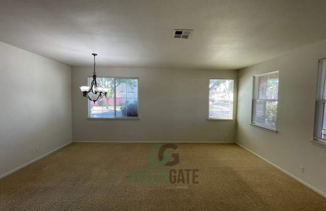 Lovely 3 Bedroom w/ Bonus Room in Patterson Gallery 4
