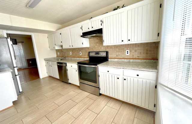 13810 NEWPORT LANE Gallery 4