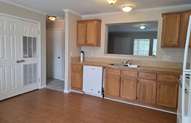 Bright & Refreshed 3BR Townhome Ready for Move‑In Gallery 4