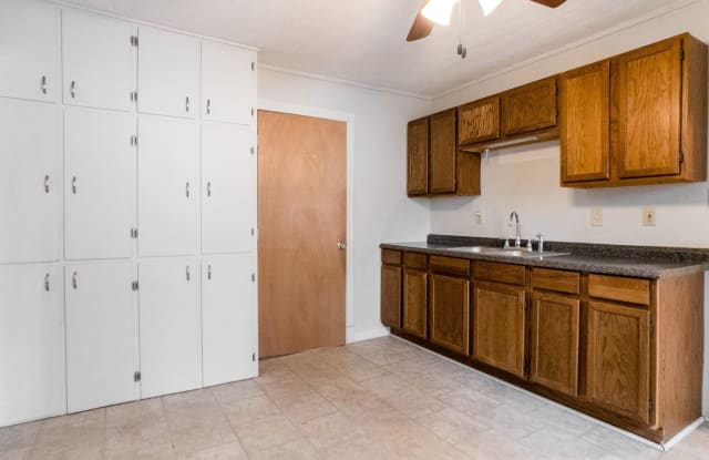 1606 E 6th Ave - 1606 East 6th Avenue, Hutchinson, KS 67501