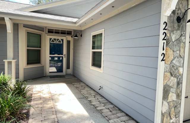 3/2 Centrally located! Walk to the Beach! Gallery 3