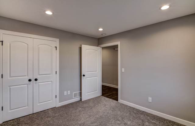 Convenient Location! 3 Bedroom Town Home Gallery 2