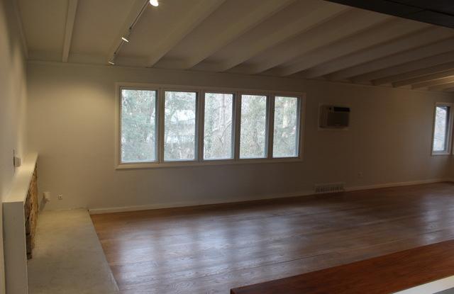 Updated 4 bed/2 bath Mid-Century Home - Pre-Leasing for 26/27 School Year Gallery 4