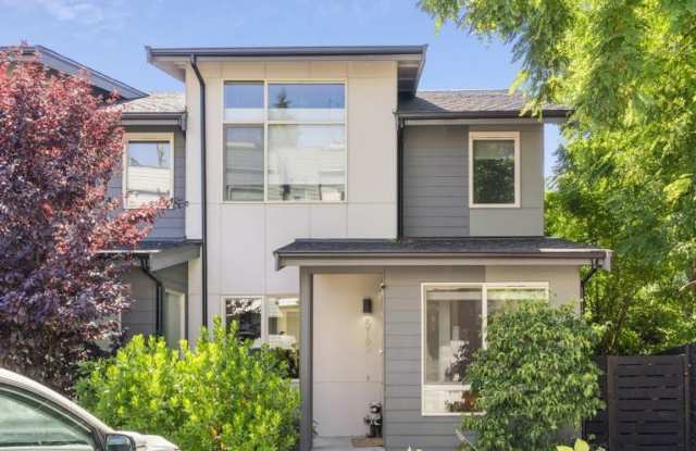 Modern  spacious 3bed/3bath with yard in Columbia City. photos photos