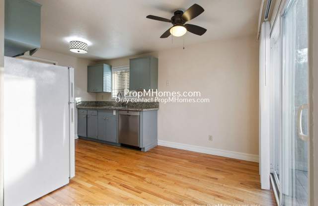 Light + Bright 2 Bedroom Duplex in SW Portland! Gallery 4