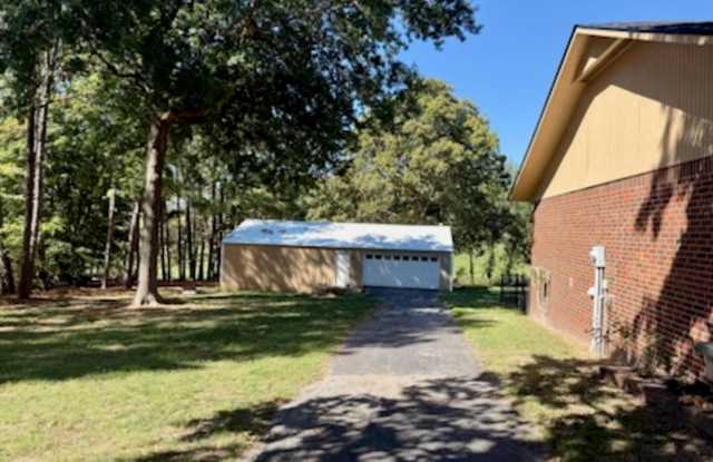 Charming 3 Bed / 2 Bath Home with Deck, Shade Trees & Open Layout – Available 11/1 Gallery 3