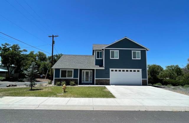 Entertainers delight, 3bdrm 2.5 bath home with garage and fenced yard and RV parking photos photos