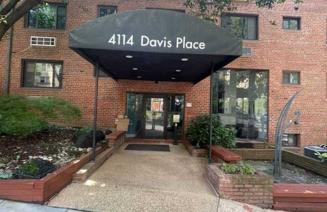 A spacious two bedroom, one bath apartment In the Exckusive Glover Hill Condo! Gallery 3