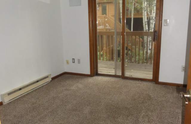 Evergreen 3 Bedroom, 2 Bath Townhome, breakfast bar, center kitchen island, walk-out to deck, 2 decks Gallery 4