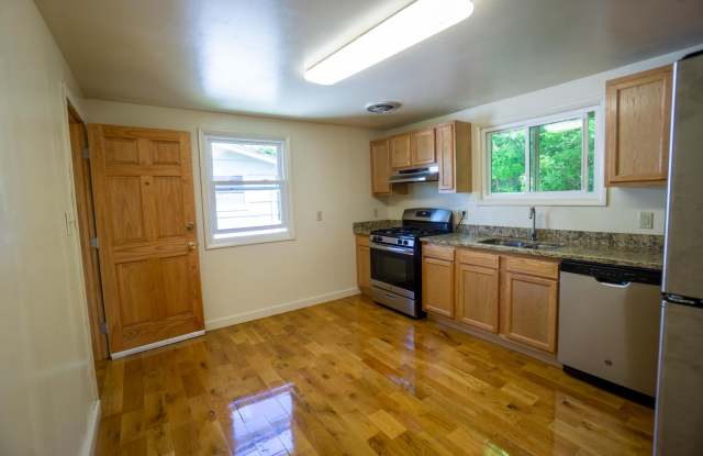 133 Houston Ave - Available 06/01/2027 - Renovated 2nd Floor Flat Gallery 3