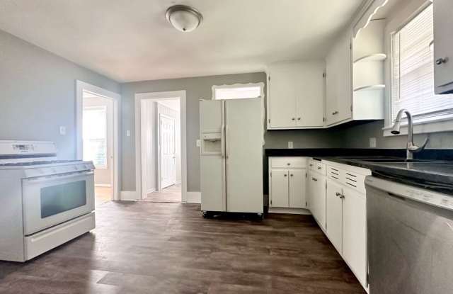 Amazing 5 Bedroom, 1 Bath house for rent!! - 1054 Edmund Avenue West, St. Paul, MN 55104