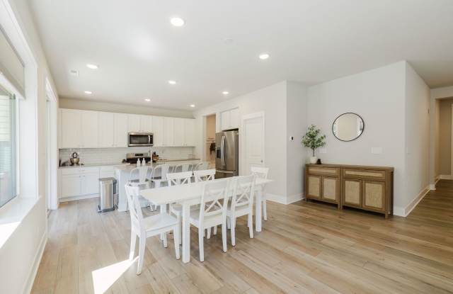 Beautifully Maintained 4 Bed / 3 Bath Home in McCormick Village. Bonus Room & Fully Fenced Yard. AVAILABLE NOW! Gallery 3
